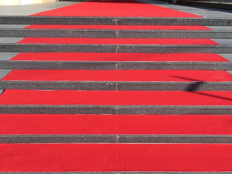 Kirmizi Fuar Halisi - Fuar, sergi, kongre ve etkinlik alanlari icin kirmizi fuar halisi. Hizli serim ve kolay toplama ozelligi, genis renk tonlariyla profesyonel kirmizi zemin cozumu.