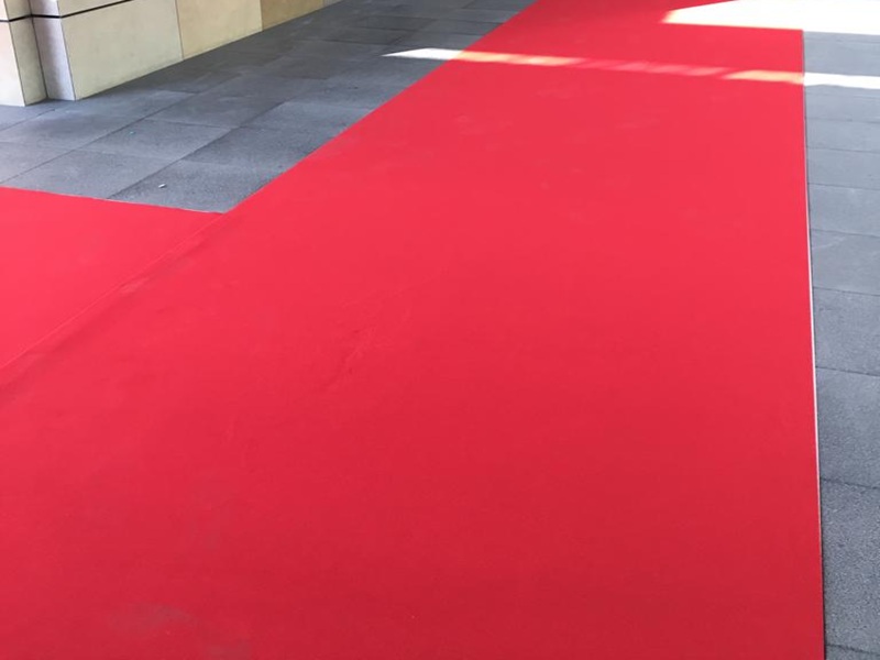 Kirmizi Halifleks - Kirmizi halifleks zemin kaplama; organizasyon, toren, otel giris ve etkinlik alanlari icin parlak kirmizi zemin cozumu. Naylon tabali, rulo formda.