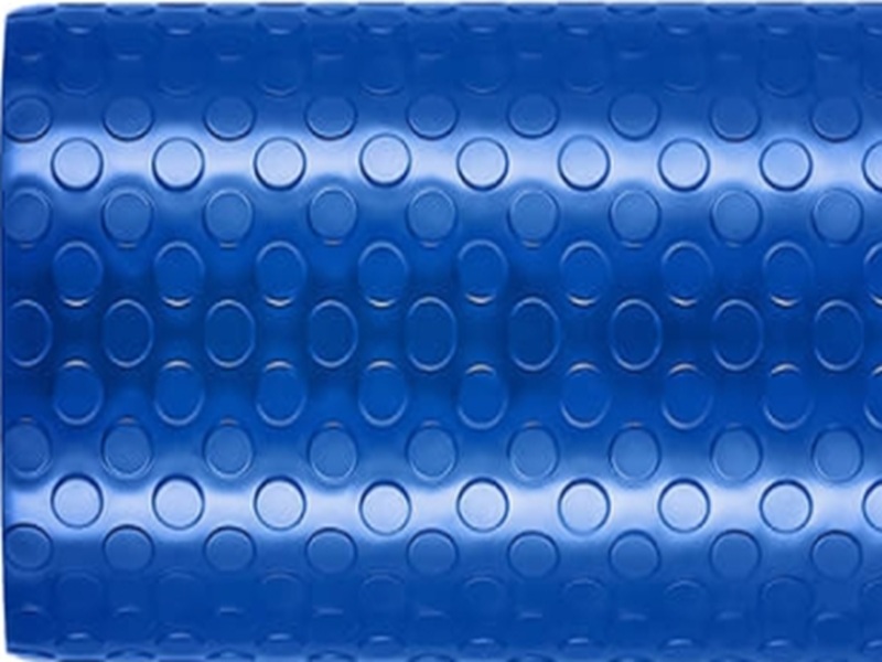 Mavi Parali PVC - Canli mavi renkte parali PVC zemin kaplama. Spor alanlari, yuzme havuzu cevresi, teknik mekanlar ve depolama alanlari icin estetik ve dayanikli zemin cozumu.